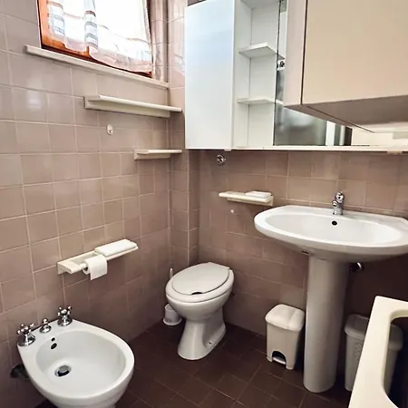 M410 - Marcelli, Comodo Trilocale Con Ampia Terrazza *