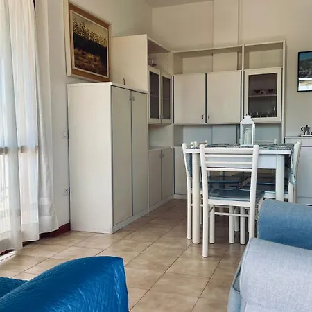 M410 - Marcelli, Comodo Trilocale Con Ampia Terrazza *